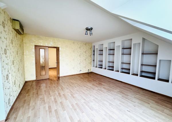 Priestranný 3-izbový byt s terasou na prenájom blízko centra Skalice.