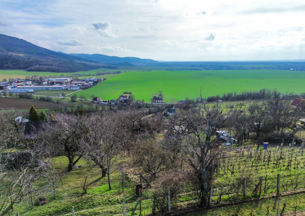 PREDAJ pozemku v Kálnici, k.ú. Beckov