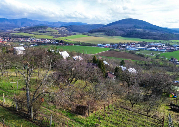 PREDAJ pozemku v Kálnici, k.ú. Beckov