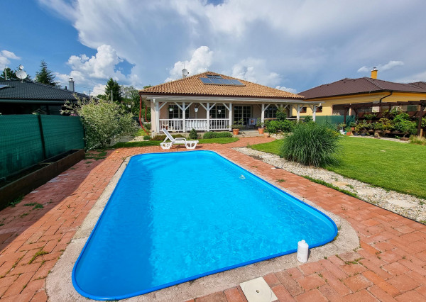 PREDAJ - Moderný, priestranný, úsporný dom v Mnešiciach