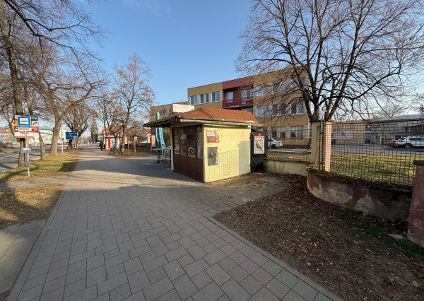 Na prenájom predajný stánok v Skalici – výborná lokalita pri nemocnici!