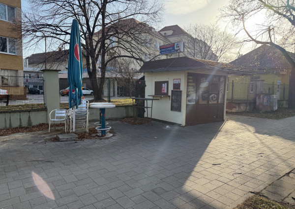 Na prenájom predajný stánok v Skalici – výborná lokalita pri nemocnici!