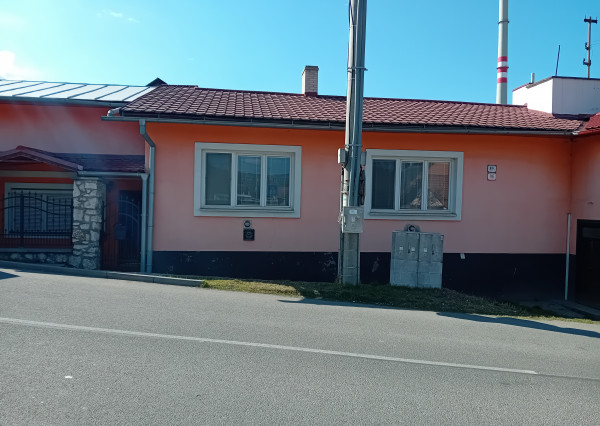 KROMPACHY- rodinný dom (10izieb)+ 3 garáže na PREDAJ !