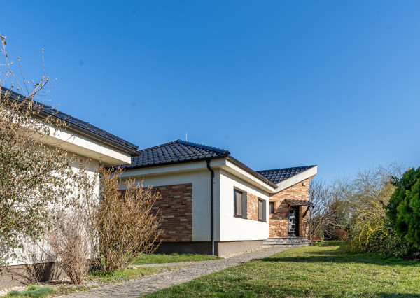 NA PREDAJ štýlový rodinný bungalov v obci Tureň - Senec