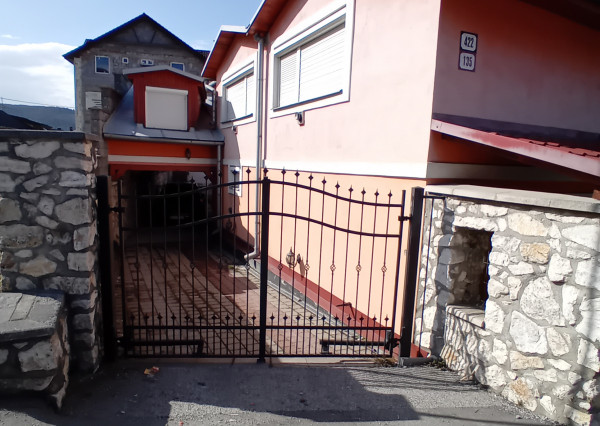 KROMPACHY- rodinný dom (10izieb)+ 3 garáže na PREDAJ !