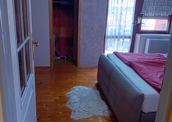 KROMPACHY- rodinný dom (10izieb)+ 3 garáže na PREDAJ !