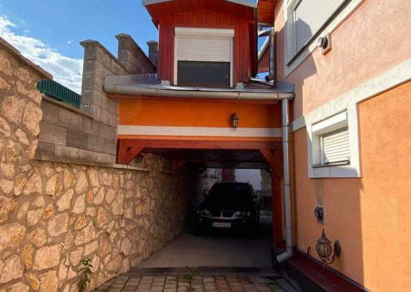 KROMPACHY- rodinný dom (10izieb)+ 3 garáže na PREDAJ !