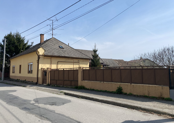 Na predaj rodinný dom so stavebným pozemkom vo Veľkom Mederi