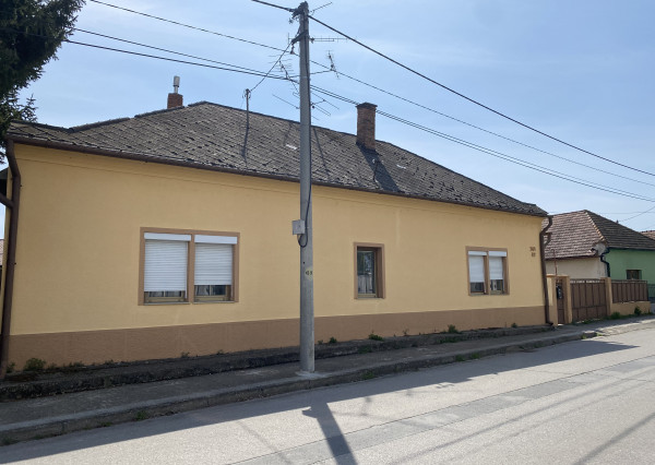 Na predaj rodinný dom so stavebným pozemkom vo Veľkom Mederi