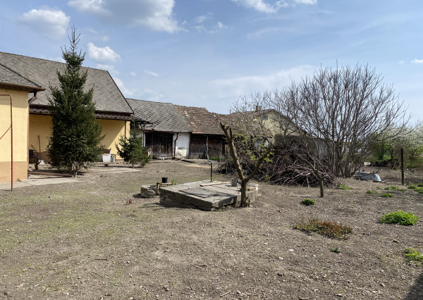 Na predaj rodinný dom so stavebným pozemkom vo Veľkom Mederi