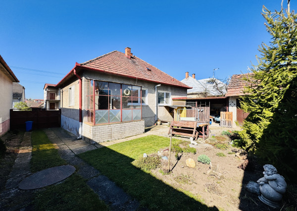 Zrekonštruovaný 3-izbový rodinný dom v Gbeloch – pripravený na nasťahovanie.