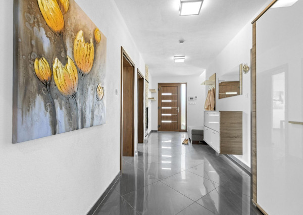 Ponúkam na predaj 4 izbový rodinný dom/ + 1 izba/ v tichej a bezpečnej lokalite Oľdza, neďaleko Bratislavy. ZNÍŽENÁ CENA!!!