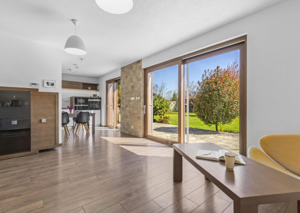 Ponúkam na predaj 4 izbový rodinný dom/ + 1 izba/ v tichej a bezpečnej lokalite Oľdza, neďaleko Bratislavy. ZNÍŽENÁ CENA!!!