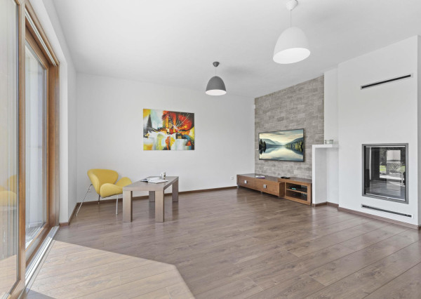 Ponúkam na predaj 4 izbový rodinný dom/ + 1 izba/ v tichej a bezpečnej lokalite Oľdza, neďaleko Bratislavy. ZNÍŽENÁ CENA!!!