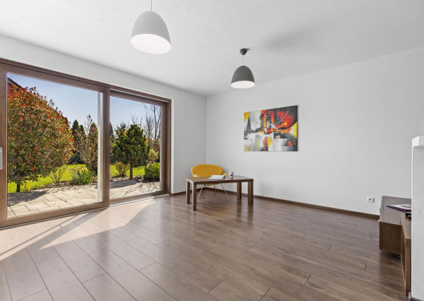 Ponúkam na predaj 4 izbový rodinný dom/ + 1 izba/ v tichej a bezpečnej lokalite Oľdza, neďaleko Bratislavy. ZNÍŽENÁ CENA!!!