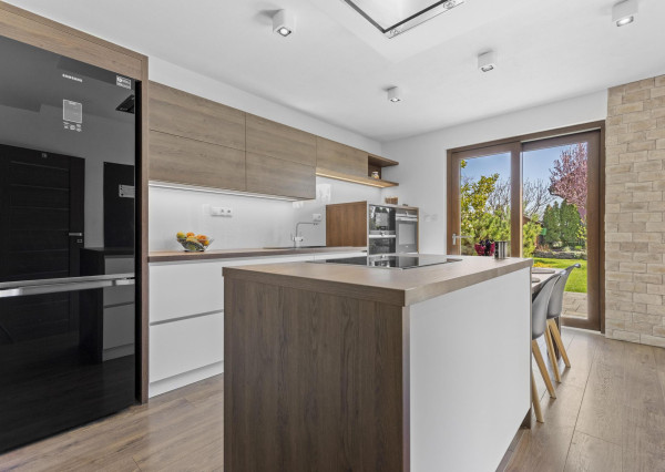 Ponúkam na predaj 4 izbový rodinný dom/ + 1 izba/ v tichej a bezpečnej lokalite Oľdza, neďaleko Bratislavy. ZNÍŽENÁ CENA!!!