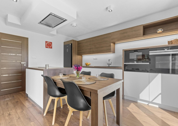 Ponúkam na predaj 4 izbový rodinný dom/ + 1 izba/ v tichej a bezpečnej lokalite Oľdza, neďaleko Bratislavy. ZNÍŽENÁ CENA!!!