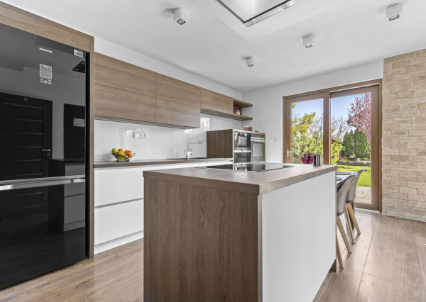 Ponúkam na predaj 4 izbový rodinný dom/ + 1 izba/ v tichej a bezpečnej lokalite Oľdza, neďaleko Bratislavy. ZNÍŽENÁ CENA!!!