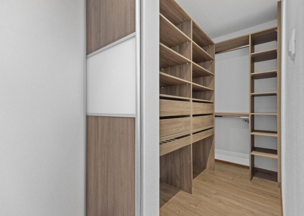 Ponúkam na predaj 4 izbový rodinný dom/ + 1 izba/ v tichej a bezpečnej lokalite Oľdza, neďaleko Bratislavy. ZNÍŽENÁ CENA!!!