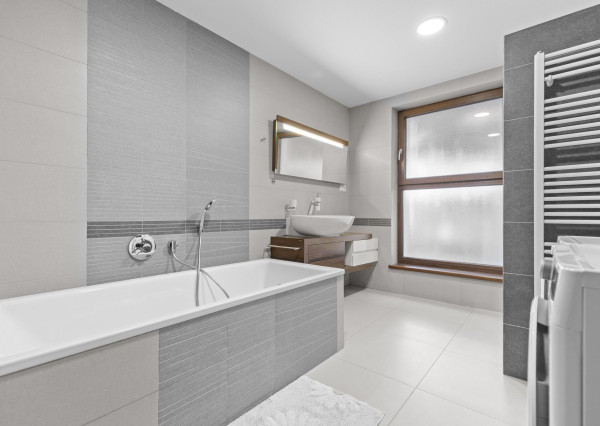 Ponúkam na predaj 4 izbový rodinný dom/ + 1 izba/ v tichej a bezpečnej lokalite Oľdza, neďaleko Bratislavy. ZNÍŽENÁ CENA!!!