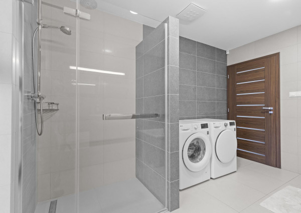 Ponúkam na predaj 4 izbový rodinný dom/ + 1 izba/ v tichej a bezpečnej lokalite Oľdza, neďaleko Bratislavy. ZNÍŽENÁ CENA!!!