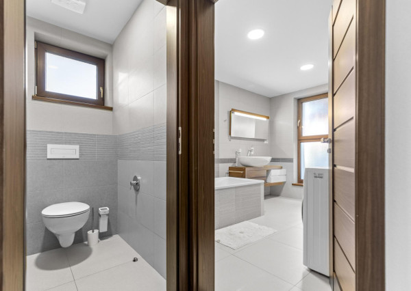 Ponúkam na predaj 4 izbový rodinný dom/ + 1 izba/ v tichej a bezpečnej lokalite Oľdza, neďaleko Bratislavy. ZNÍŽENÁ CENA!!!