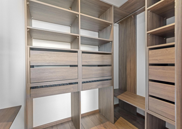 Ponúkam na predaj 4 izbový rodinný dom/ + 1 izba/ v tichej a bezpečnej lokalite Oľdza, neďaleko Bratislavy. ZNÍŽENÁ CENA!!!