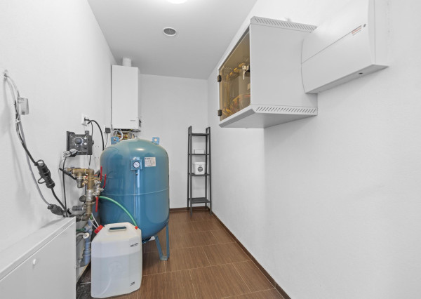 Ponúkam na predaj 4 izbový rodinný dom/ + 1 izba/ v tichej a bezpečnej lokalite Oľdza, neďaleko Bratislavy. ZNÍŽENÁ CENA!!!