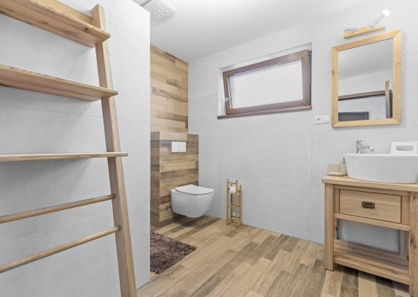 Ponúkam na predaj 4 izbový rodinný dom/ + 1 izba/ v tichej a bezpečnej lokalite Oľdza, neďaleko Bratislavy. ZNÍŽENÁ CENA!!!