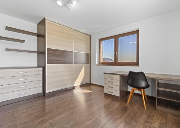 Ponúkam na predaj 4 izbový rodinný dom/ + 1 izba/ v tichej a bezpečnej lokalite Oľdza, neďaleko Bratislavy. ZNÍŽENÁ CENA!!!