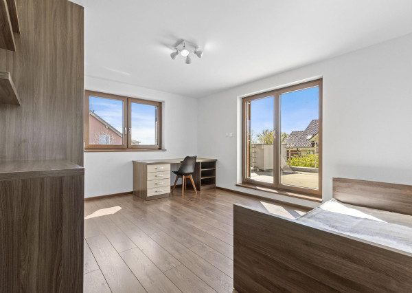 Ponúkam na predaj 4 izbový rodinný dom/ + 1 izba/ v tichej a bezpečnej lokalite Oľdza, neďaleko Bratislavy. ZNÍŽENÁ CENA!!!