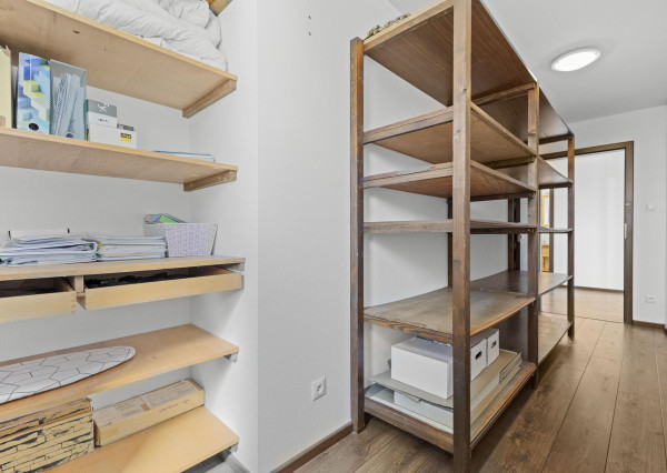 Ponúkam na predaj 4 izbový rodinný dom/ + 1 izba/ v tichej a bezpečnej lokalite Oľdza, neďaleko Bratislavy. ZNÍŽENÁ CENA!!!