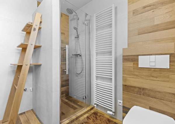 Ponúkam na predaj 4 izbový rodinný dom/ + 1 izba/ v tichej a bezpečnej lokalite Oľdza, neďaleko Bratislavy. ZNÍŽENÁ CENA!!!