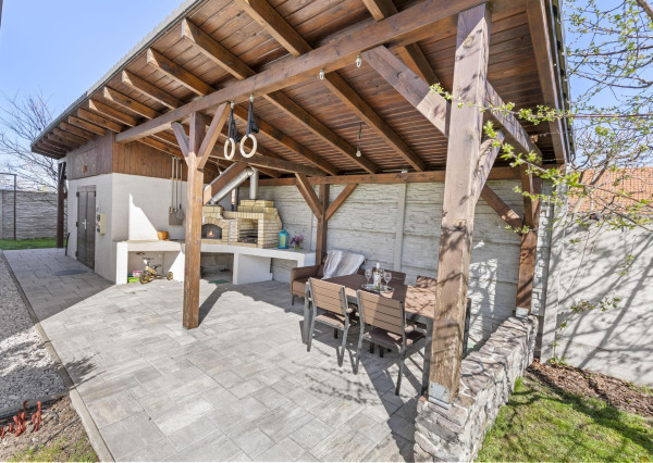 Ponúkam na predaj 4 izbový rodinný dom/ + 1 izba/ v tichej a bezpečnej lokalite Oľdza, neďaleko Bratislavy. ZNÍŽENÁ CENA!!!