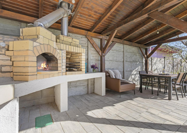 Ponúkam na predaj 4 izbový rodinný dom/ + 1 izba/ v tichej a bezpečnej lokalite Oľdza, neďaleko Bratislavy. ZNÍŽENÁ CENA!!!