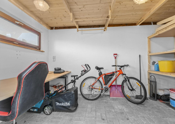 Ponúkam na predaj 4 izbový rodinný dom/ + 1 izba/ v tichej a bezpečnej lokalite Oľdza, neďaleko Bratislavy. ZNÍŽENÁ CENA!!!