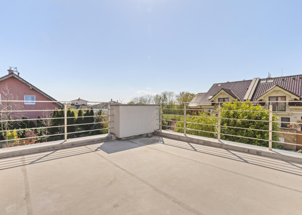 Ponúkam na predaj 4 izbový rodinný dom/ + 1 izba/ v tichej a bezpečnej lokalite Oľdza, neďaleko Bratislavy. ZNÍŽENÁ CENA!!!