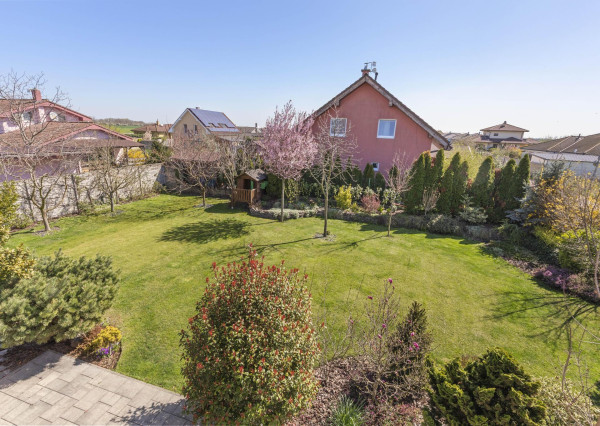 Ponúkam na predaj 4 izbový rodinný dom/ + 1 izba/ v tichej a bezpečnej lokalite Oľdza, neďaleko Bratislavy. ZNÍŽENÁ CENA!!!