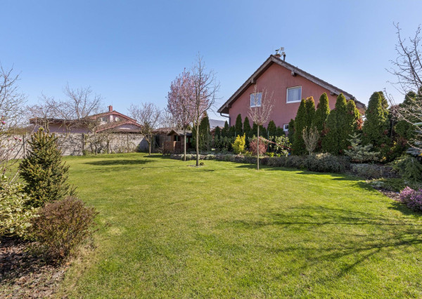 Ponúkam na predaj 4 izbový rodinný dom/ + 1 izba/ v tichej a bezpečnej lokalite Oľdza, neďaleko Bratislavy. ZNÍŽENÁ CENA!!!