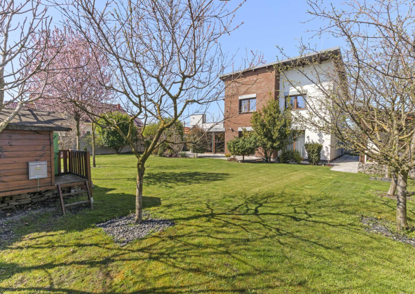 Ponúkam na predaj 4 izbový rodinný dom/ + 1 izba/ v tichej a bezpečnej lokalite Oľdza, neďaleko Bratislavy. ZNÍŽENÁ CENA!!!