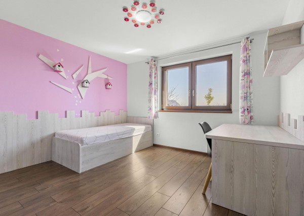 Ponúkam na predaj 4 izbový rodinný dom/ + 1 izba/ v tichej a bezpečnej lokalite Oľdza, neďaleko Bratislavy. ZNÍŽENÁ CENA!!!