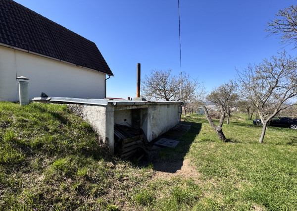 Pozemok s nádherným výhľadom na Skalicu – vinohrad s vínnym sklepom, presovňou, ovocnými stromami a možnosťou výstavby.