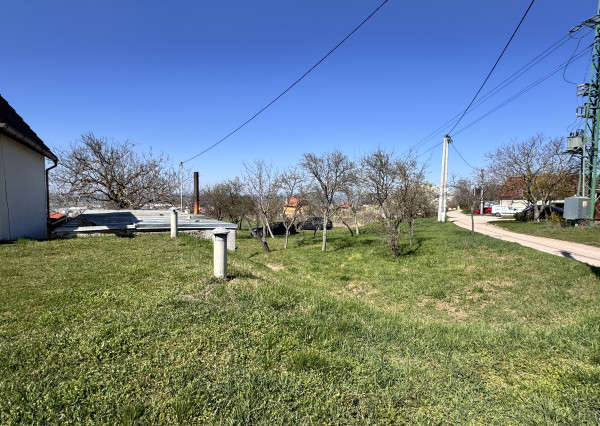 Pozemok s nádherným výhľadom na Skalicu – vinohrad s vínnym sklepom, presovňou, ovocnými stromami a možnosťou výstavby.