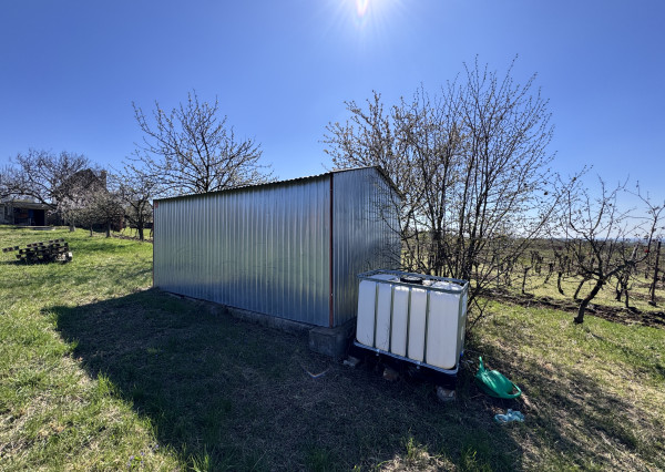 Pozemok s nádherným výhľadom na Skalicu – vinohrad s vínnym sklepom, presovňou, ovocnými stromami a možnosťou výstavby.