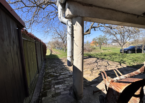 Pozemok s nádherným výhľadom na Skalicu – vinohrad s vínnym sklepom, presovňou, ovocnými stromami a možnosťou výstavby.