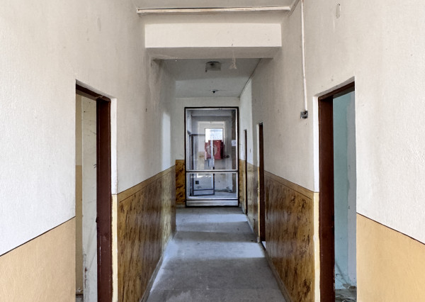 Predaj budovy s veľkým pozemkom – Gbely, priemyselná zóna, pozemok 5602 m².