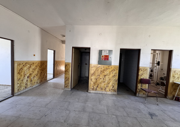 Predaj budovy s veľkým pozemkom – Gbely, priemyselná zóna, pozemok 5602 m².