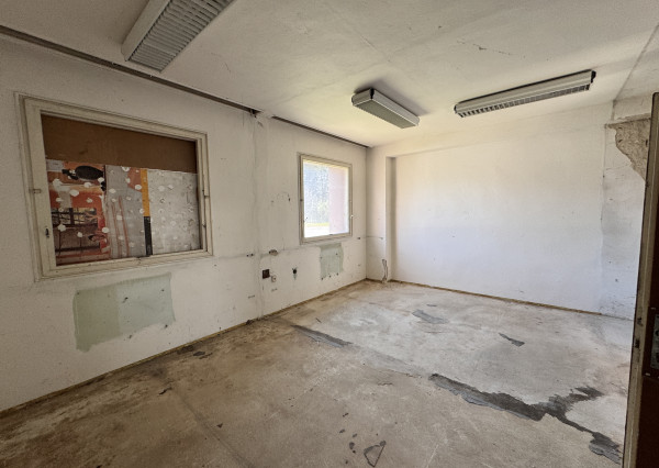 Predaj budovy s veľkým pozemkom – Gbely, priemyselná zóna, pozemok 5602 m².