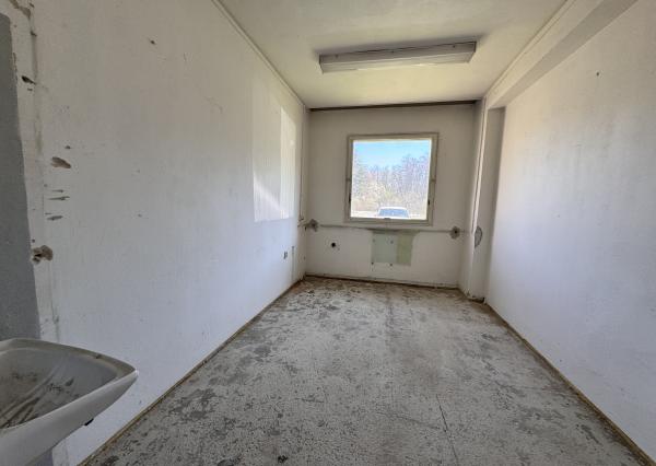 Predaj budovy s veľkým pozemkom – Gbely, priemyselná zóna, pozemok 5602 m².