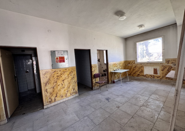 Predaj budovy s veľkým pozemkom – Gbely, priemyselná zóna, pozemok 5602 m².